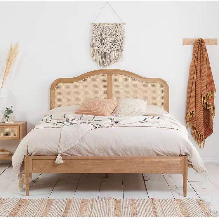 Letto in tessuto in legno massiccio